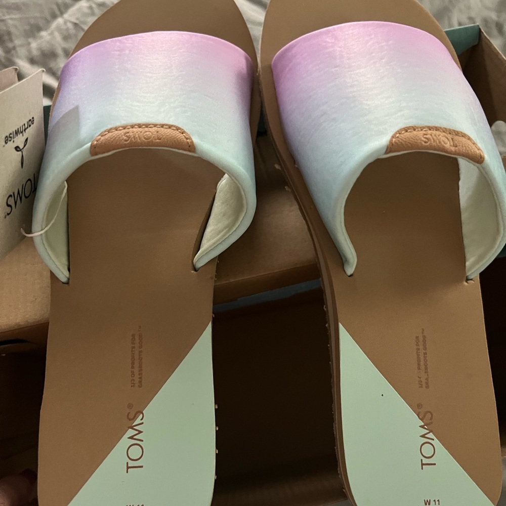 NIB Toms Carly Sandals Size 11 Slides bright beachy great for summer